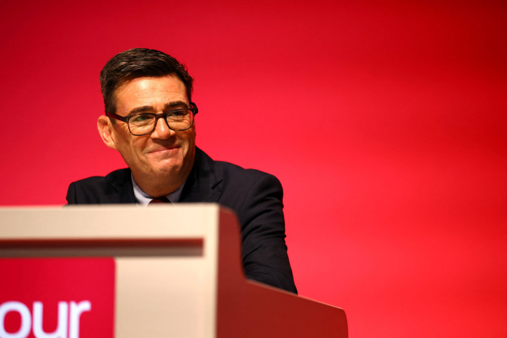 İNGİLTERE BAŞBAKANI ANDY BURNHAM PARTİSİNİN YILLIK KONFERANSINA OLUMLU BİR HAVA GETİRİYOR ANCAK ZORLU KARARLAR KAPIDA